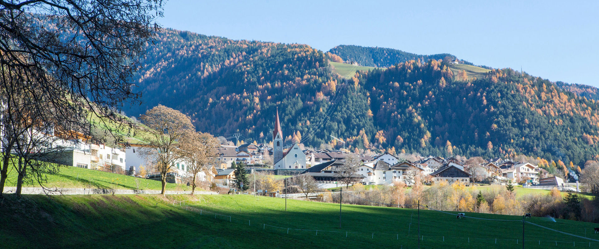 Lüsen View of Lüsen with parish church in autumn