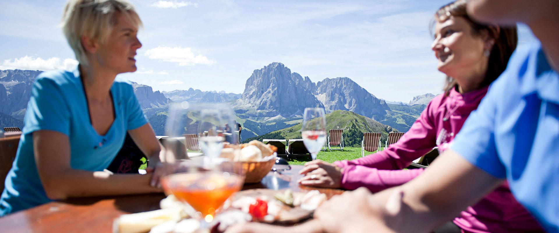 Gröden Hikers with aperitif & Tyrolean snack with view of the Langkofel massif