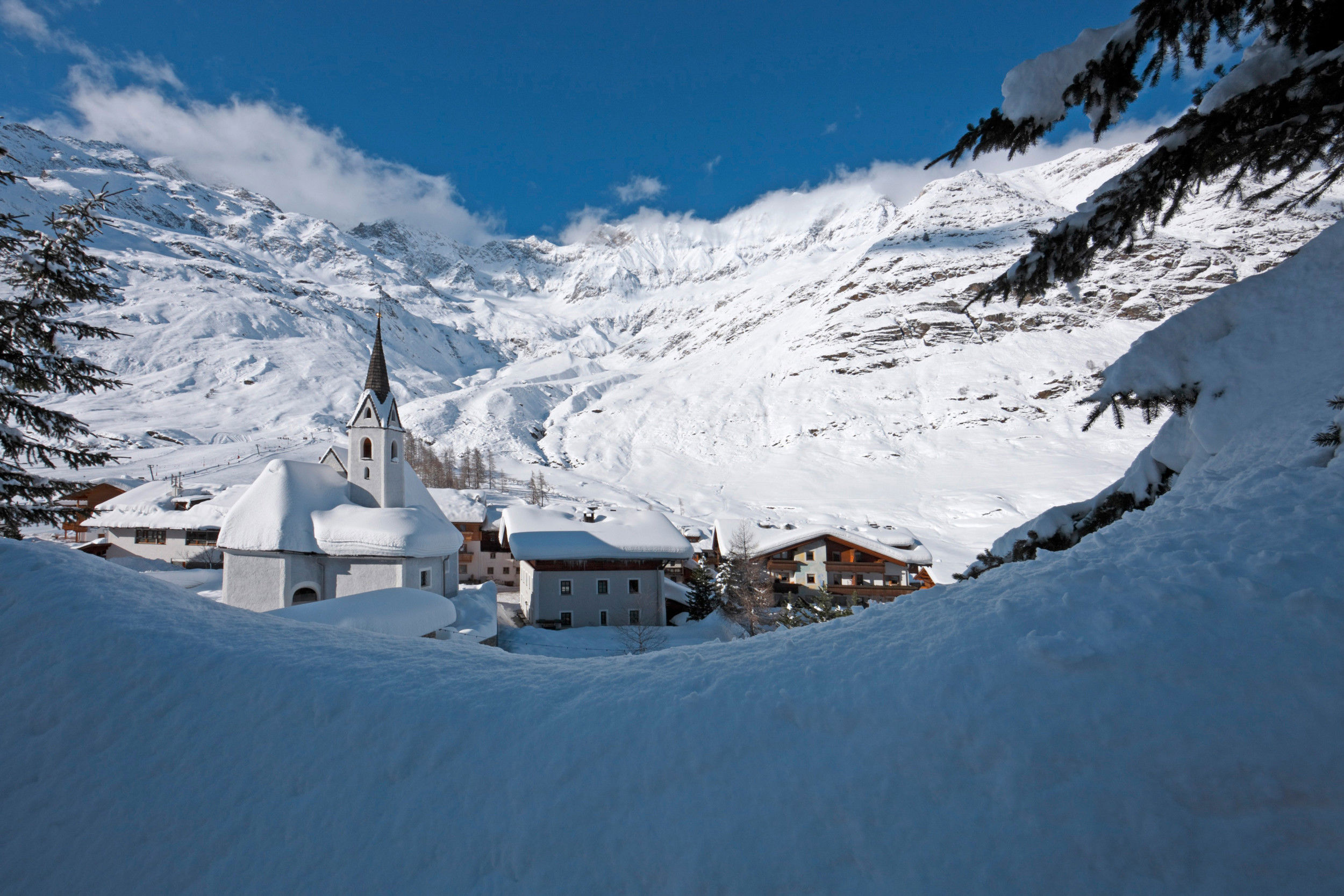 The idyllic mountain village of Pfelders in the middle of a wintery snowy landscape.