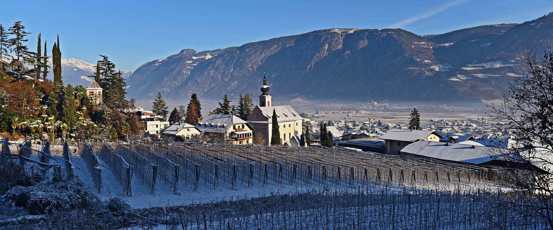 Nals in winter View of Nals, the church of St. Ulrich and the surrounding snow-covered vines.