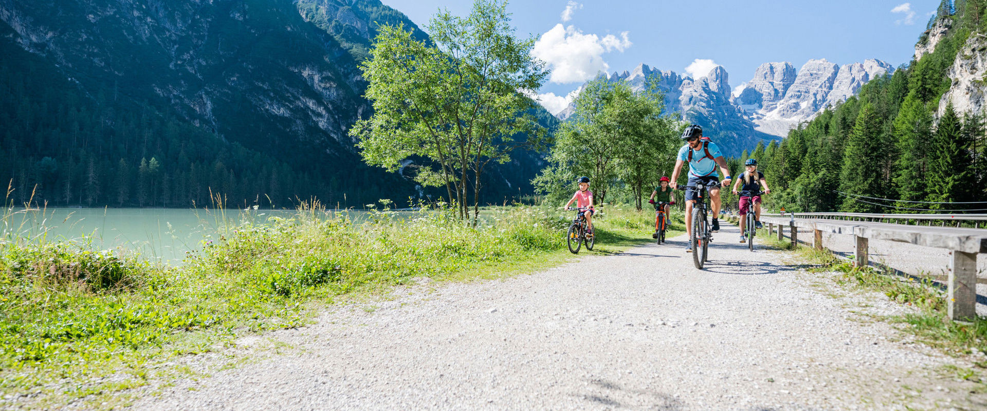 Cycle path at Lake Dürrensee Familia cycles along the cycle path along the Dürrensee.