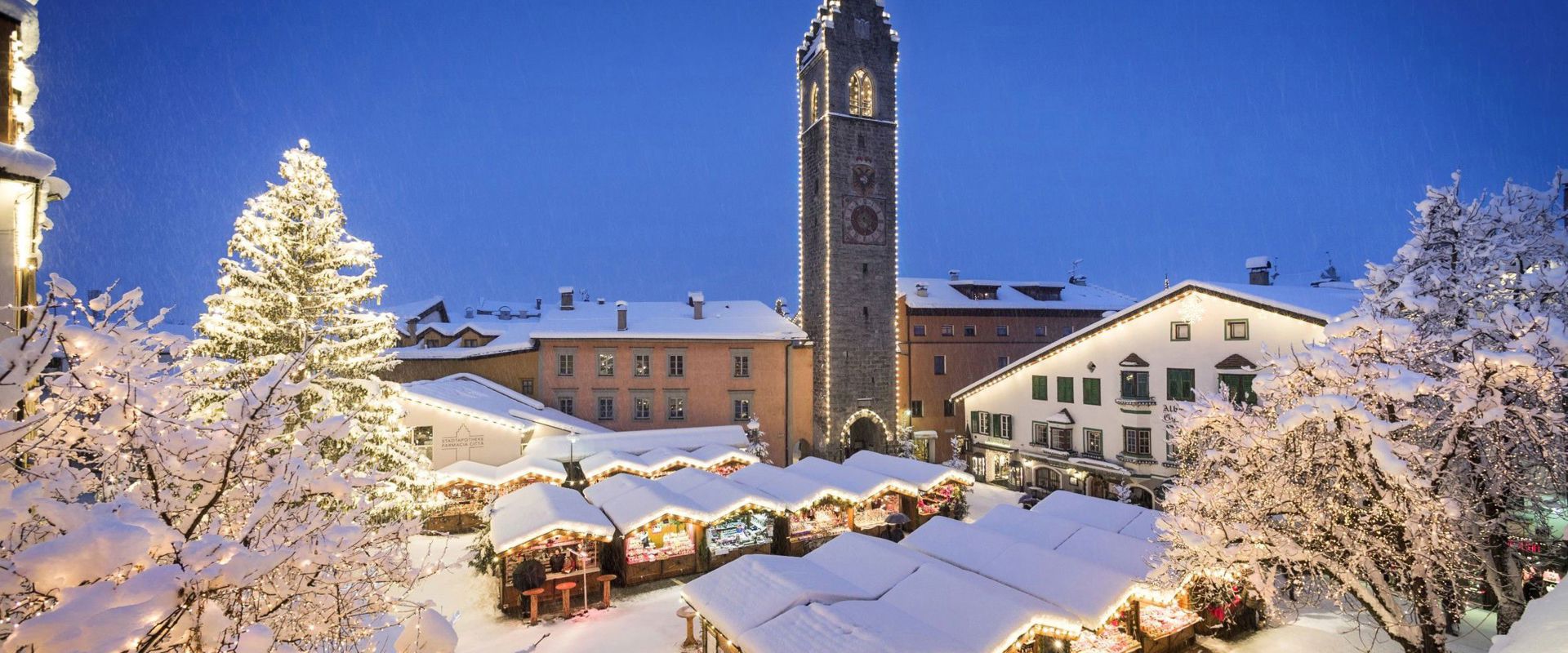 Christmas market Sterzing  with the bell tower "Zwölferturm"