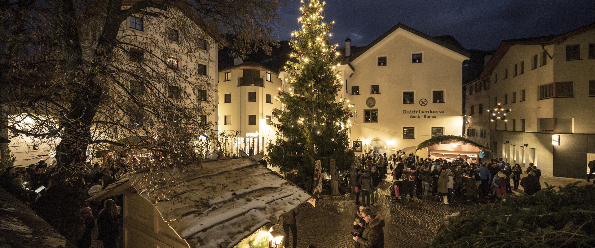 The church square in Sarnthein at the Alpenadvent Sarntal