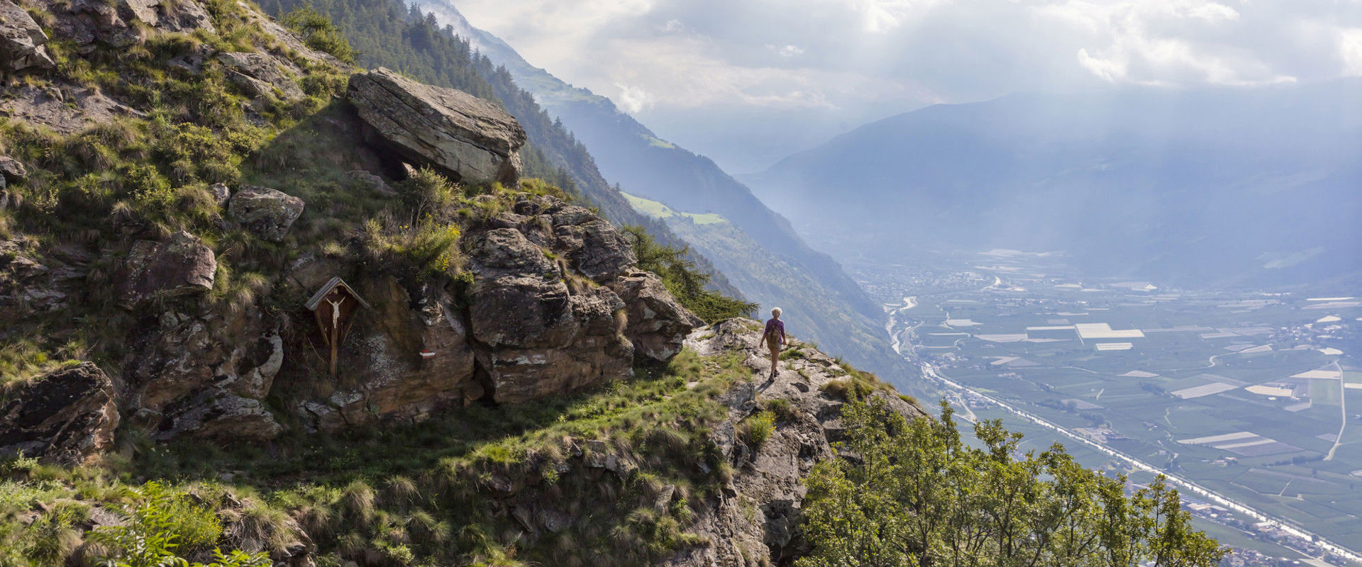 St. Martin am Kofel Hiker on the Vinschgau high-alpine trail in St. Martin am Kofel