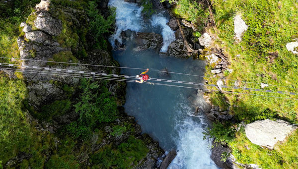 En route avec un guide de montagne sur la via ferrata dans le Zieltal