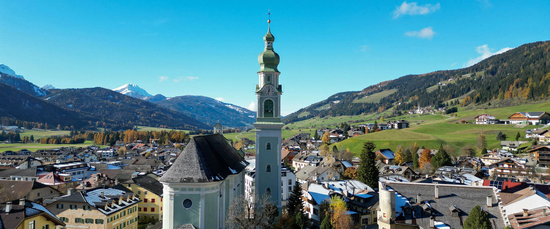 Parish church and cemetery in Toblach