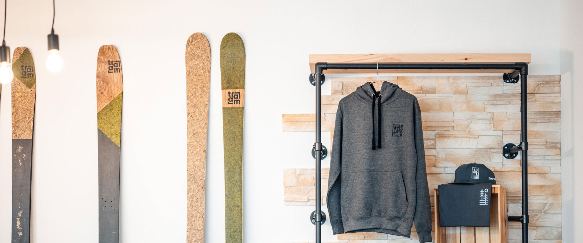 TRAAM - the ski manufactory at Kronplatz Skis as well as ski goggles, hoodie, cap and T-shirt from TRAAM.