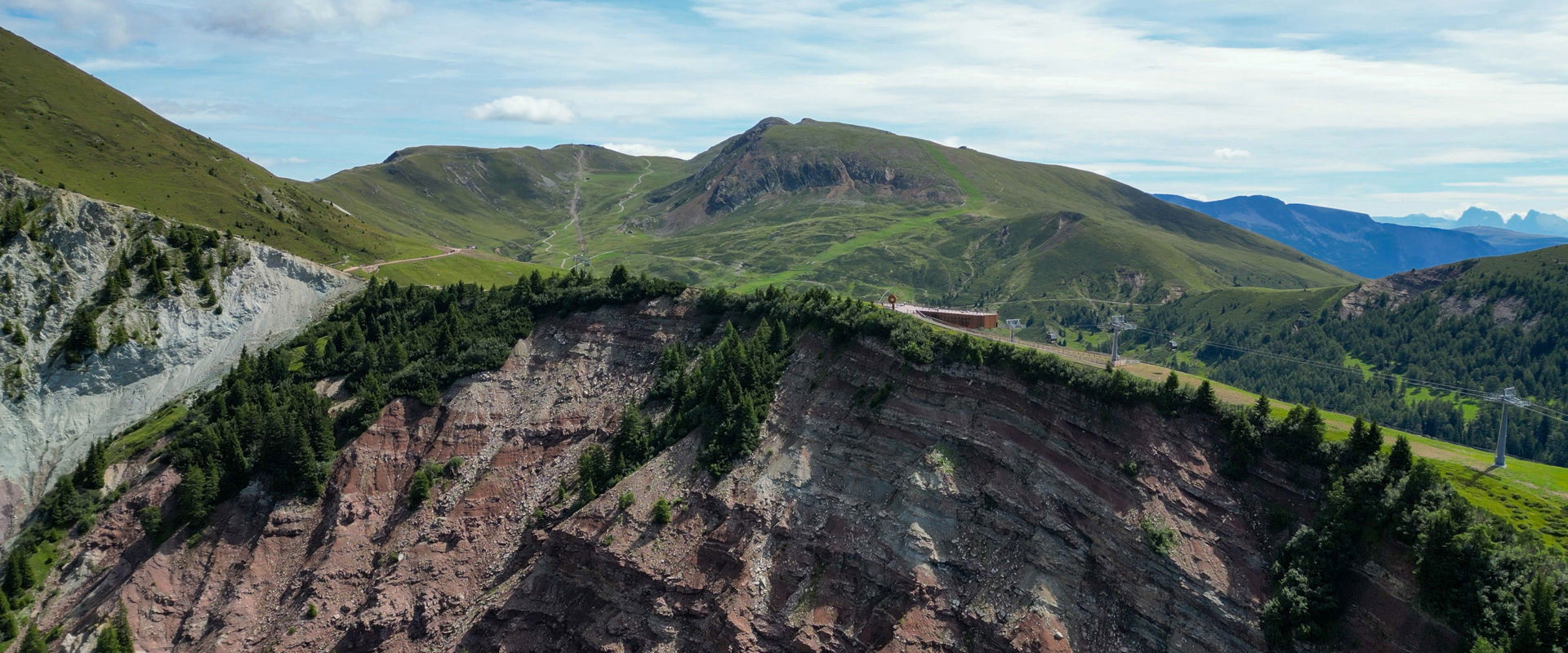 The Naifjoch cable car blends almost seamlessly into the surrounding nature.