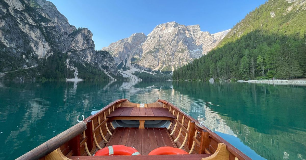 https://www.sud-tyrol.com/media/wcrhhfpk/boot-auf-dem-pragser-wildsee.jpg?height=630&rnd=133573014776400000&rxy=0.5015202801327606%2C0.5549245562100649&width=1200