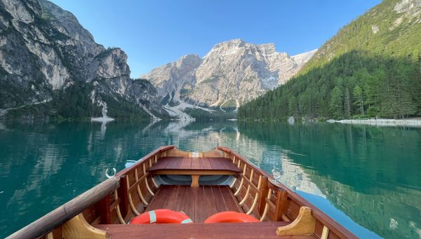 Promenade en bateau sur un lac de montagne avec panorama sur les Dolomites
