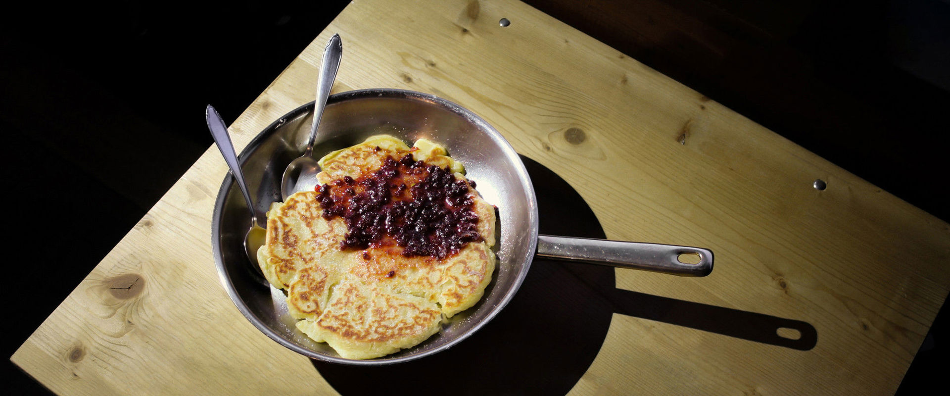 Cast iron pan with Melchermuas and cranberry jam